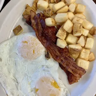 a plate of breakfast food
