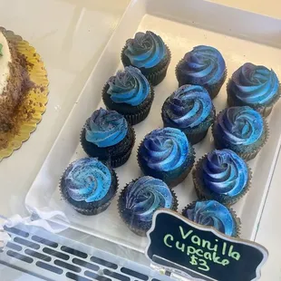 Beautiful cupcakes and cake