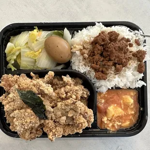 Popcorn chicken bento - IG @bougiefoodieboi