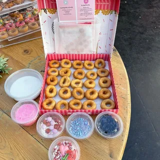 Donut decorating kit