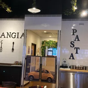 No fountain soda machine, but there is free ice water that you can help yourself to