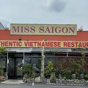 the front of a vietnamese restaurant