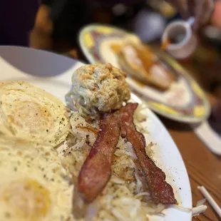 a plate of breakfast food