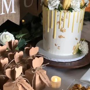 Lemon cake with lemon macaroons