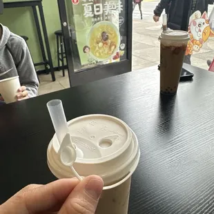 The cup comes with a drink stopper!