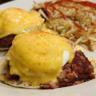 Corned beef hash benedict