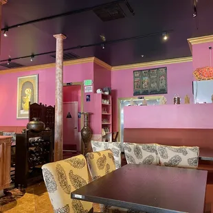 Large space, pleasant ambiance and attentive service