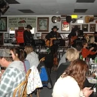 Live music Friday and Saturday nights