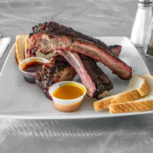 a plate of ribs and bread