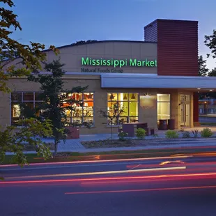 Mississippi Market, 500 7th Street West, St. Paul, MN 55102. Photo by Shaw-Lundquist Associates Inc.