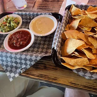 LOS 3 COMPADRES - SALSA, GUAC, QUESO &amp; CHIPS