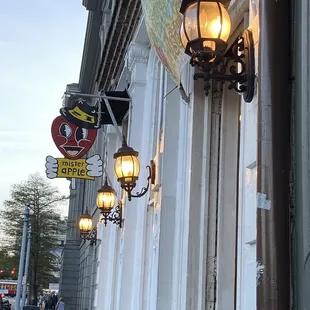 the outside of a restaurant