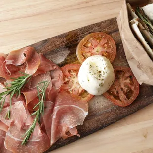Burrata e Crudo - Fresh burrata cheese, tomatoes and Prosciutto di Parma served with thin crispy Foccacia