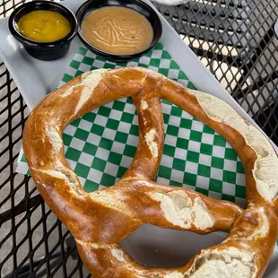 Pretzel, use that spicy queso!