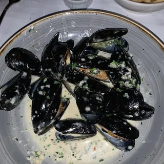 PEI Black Mussels "Marinière" & French Fries, White Wine, Cream, Garlic, Shallot & Parsley