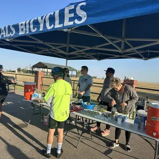 ~10 mile rest stop.  Thanks to all the volunteers who staffed this stop and serving up the sacks!