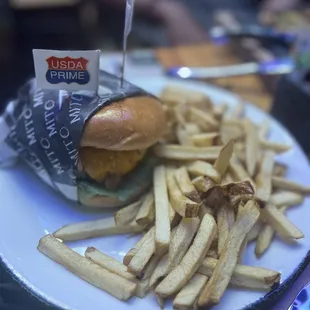 Cheeseburger with fries