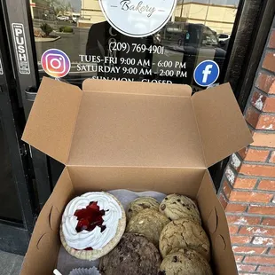Cookies, Chocolate CakePop, Mini fresh strawberry pie