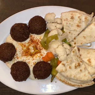 falafel platter with hummus