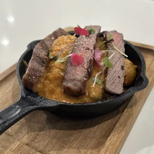 Papas criollas con ahogado y churrasco