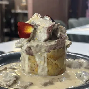 Mofongo de lomo con champiñones