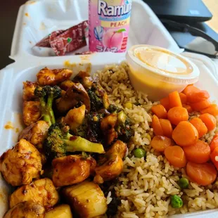 Spicy Chicken and scallops entree (get the spicy for added flavor, it&apos;s not too spicy either)