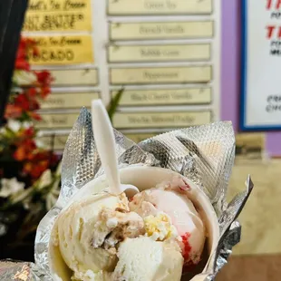 Double scoop: Caramel Pralines and New York Cherry.