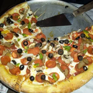 14&quot; Supreme pizza