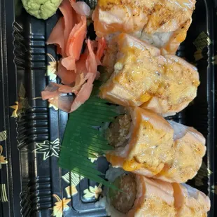 Seared salmon sushi roll