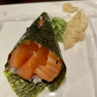 Salmon hand roll