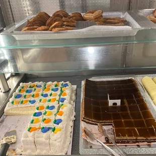 Dessert options (vanilla cake, tiramisu, palmiers)