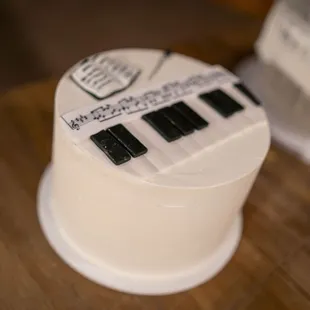 a piano cake