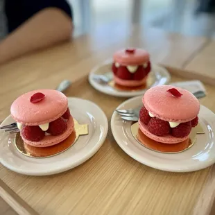 Mini Ispahan macaron cakes