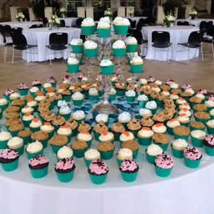 180 regular size cupcakes