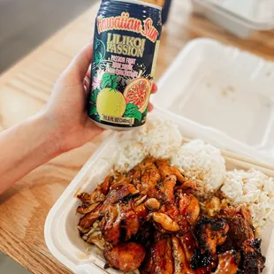  hand holding a can of mojittah