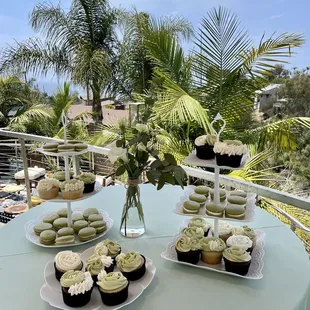 Baby shower cupcakes and macaroons!