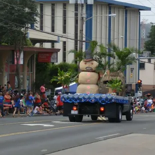 Kaneohe Christmas parade - a Hawaiian Sandman.