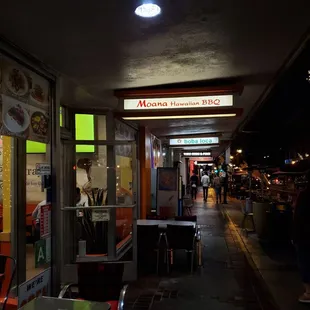 the outside of a restaurant at night