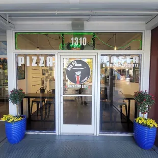 the entrance to a pizza restaurant