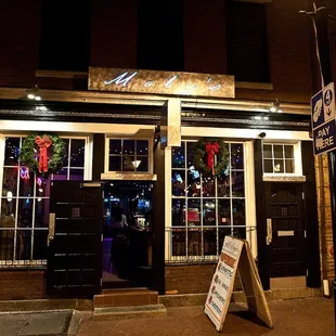 the outside of a restaurant at night