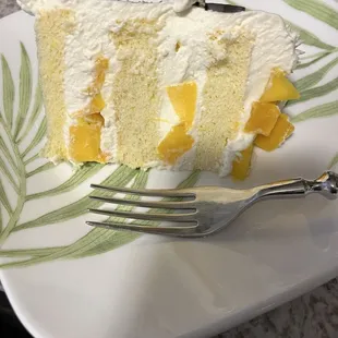 Original chiffon cake with vanilla cream and mangoes