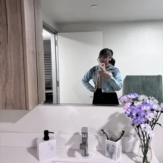 Mia V.
