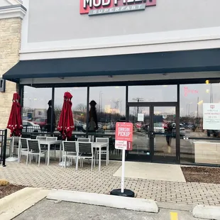 the outside of the restaurant