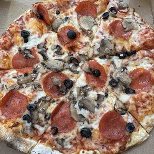 Medium pepperoni, olive, mushroom, garlic pizza