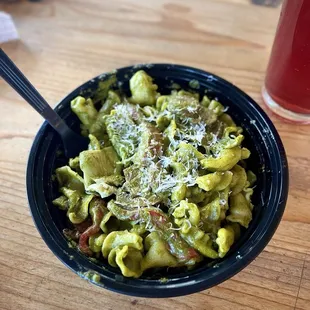 Vegan pesto pasta (instagram: jax.vegan.eats)