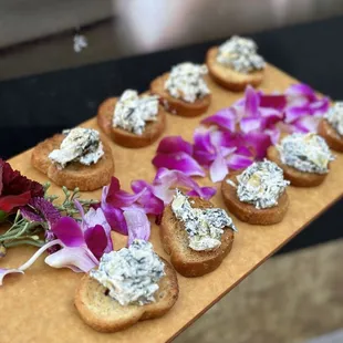 Spinach artichoke crostini