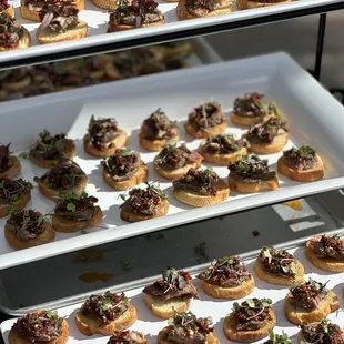 Tri-tip crostini