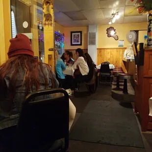 eople sitting at tables