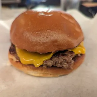 Deluxe burger, single patty