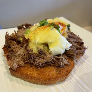 Kalua pig benedict
